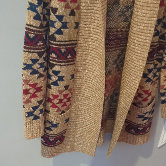 Women's Geometric Patterned Sweater - Tan, Red, Blue - Picture 4 of 5